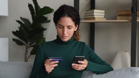 la mujer experimenta problemas al pagar en línea con tarjeta de crédito