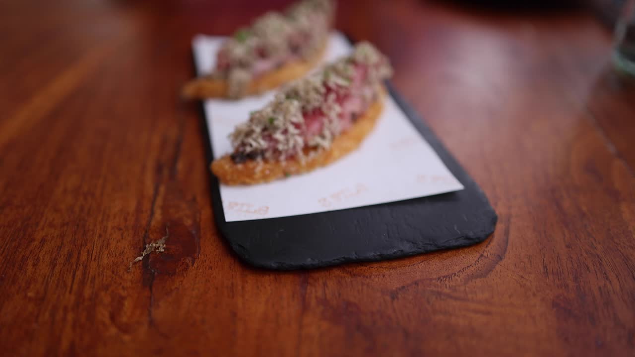 Primer plano de comida gourmet sobre una mesa de madera