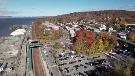 Hastings-on-Hudson-in-the-fall,-Saturday-farmer's-market-aerial-shot