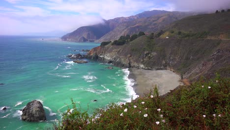 Un-Alto-ángulo-De-Vista-De-La-Escarpada-Costa-A-Lo-Largo-De-La-Autopista-Uno-De-California-3