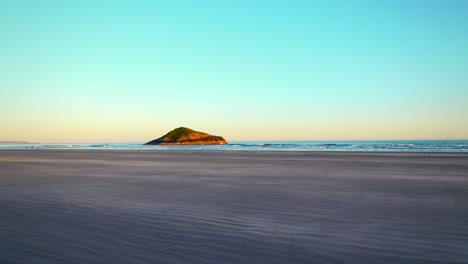 Hermosa-Playa-Larga-Y-Vacía-En-Una-Puesta-De-Sol