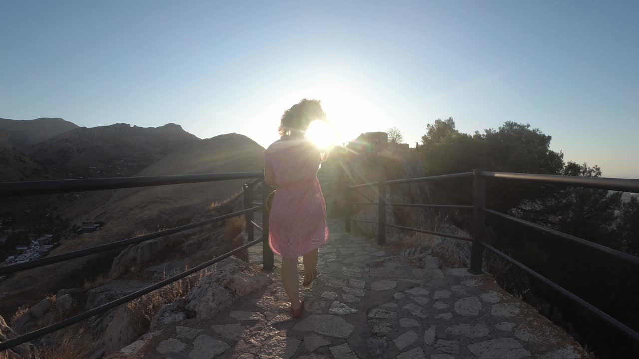 castillo de jaen, españa castillo de jaen volando y tomas terrestres desde este castillo medieval en una tarde de verano, tambien muestra la ciudad de jaen hecha con un drone y una camara de accion a 4k 24fps usando filtros nd-62