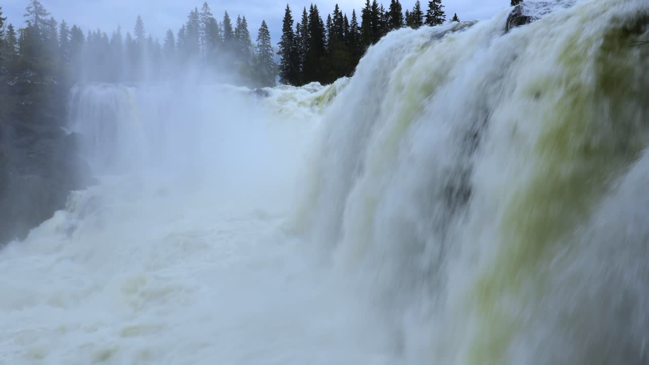 la cascada de ristafallet en la parte occidental de jamtland está catalogada como una de las cascadas más hermosas de suecia.