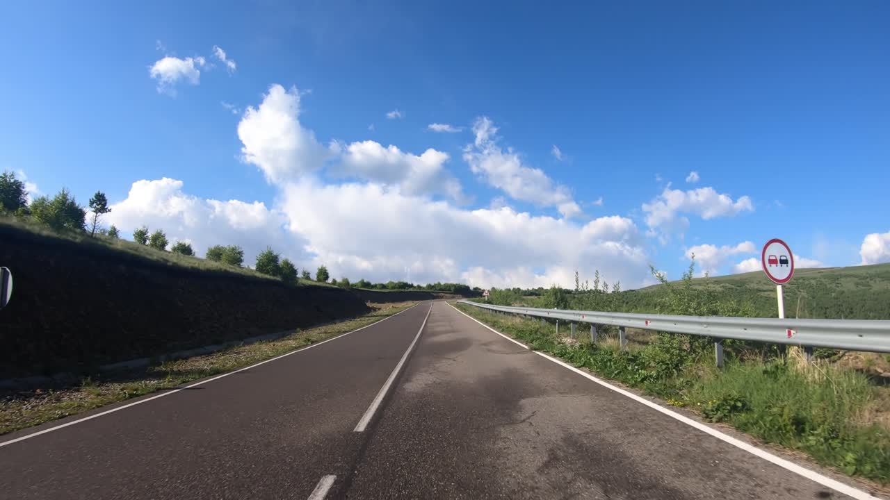 도로 에서 자동차 를 운전 하는 관점