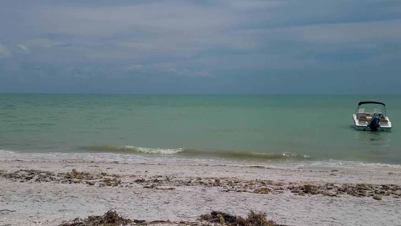 tomada panorámica de la playa de sanibel en florida, con muy poco en el área inmediata