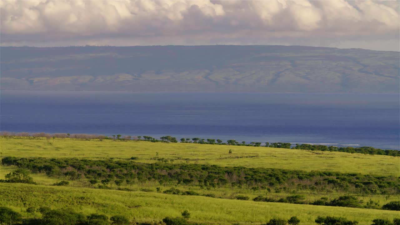 puesta de sol detrás de campos verdes en la isla hawaiana de molokai 1