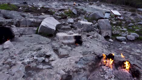 llamas eternas: la toma maestra de todos los fuegos - chimenea de gas natural ardiendo de las rocas de piedra en el monte chimaera, turquía