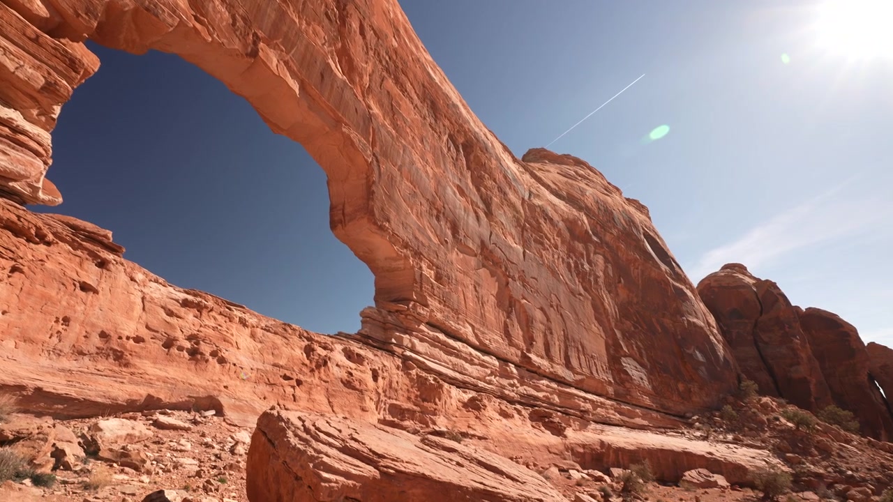 Jeep Arch, monumento naturale nel deserto dello Utah vicino a Moab, USA, ampia veduta in una calda giornata di sole.