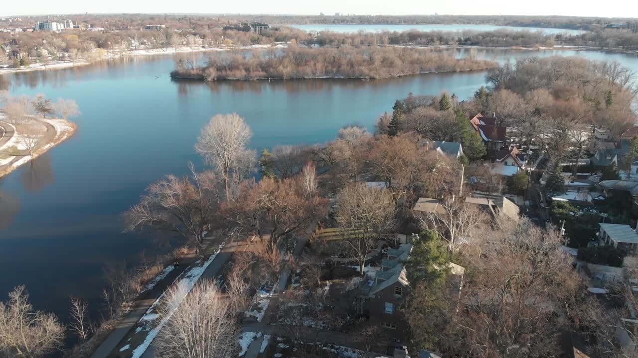 imágenes aéreas del lago de las islas y del lago calhound, minnesota, durante una tarde soleada