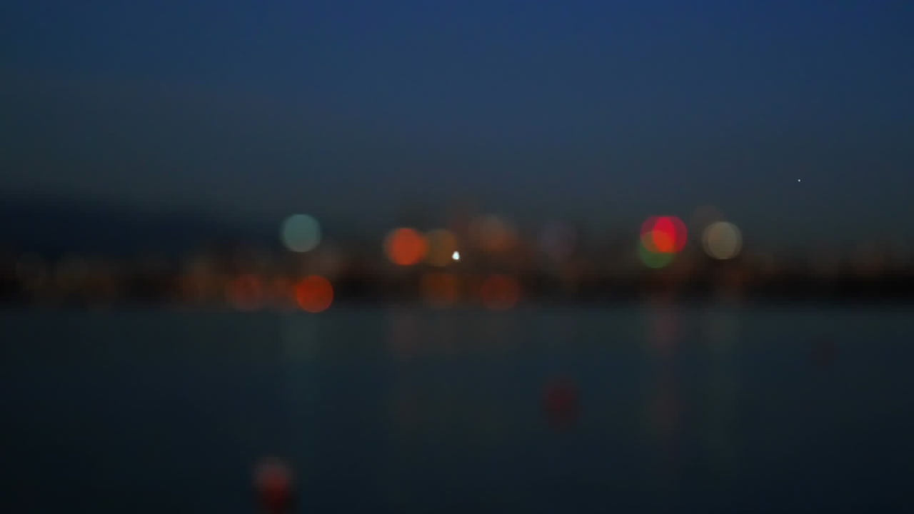 도시 풍경 위에 아이콘과 세계 지도를 가진 연결 네트워크의 애니메이션