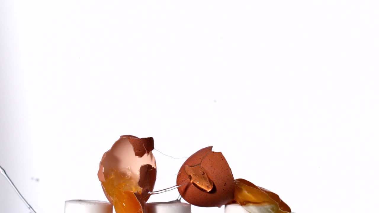 disparar flechas a través de una fila de huevos