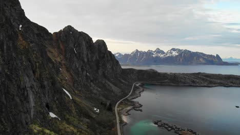 hermosas imágenes de drones de un paisaje montañoso en noruega