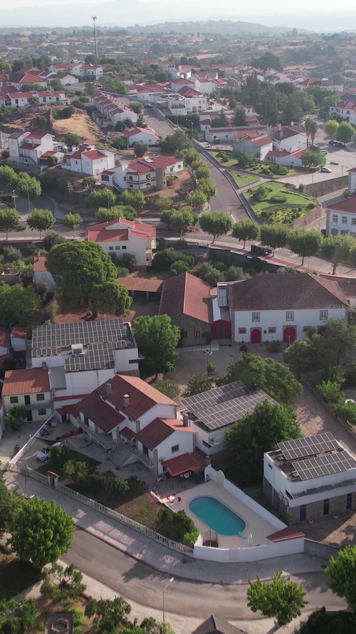 Vista aérea vertical del pueblo de Idanha a Nova en Portugal