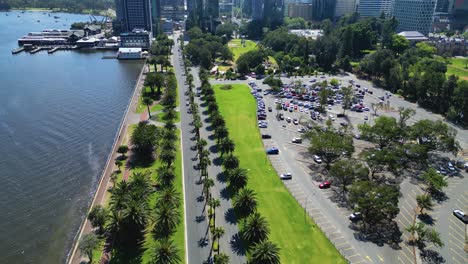 Vista-Aérea-Inclinada-Hacia-Arriba-Movimiento-De-La-Ciudad-De-Perth-Y-Su-Rascacielos-Durante-Un-Día-Soleado