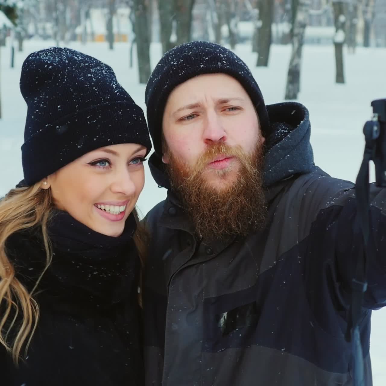 자신의 사진을 찍는 장난 젊은 부부 01