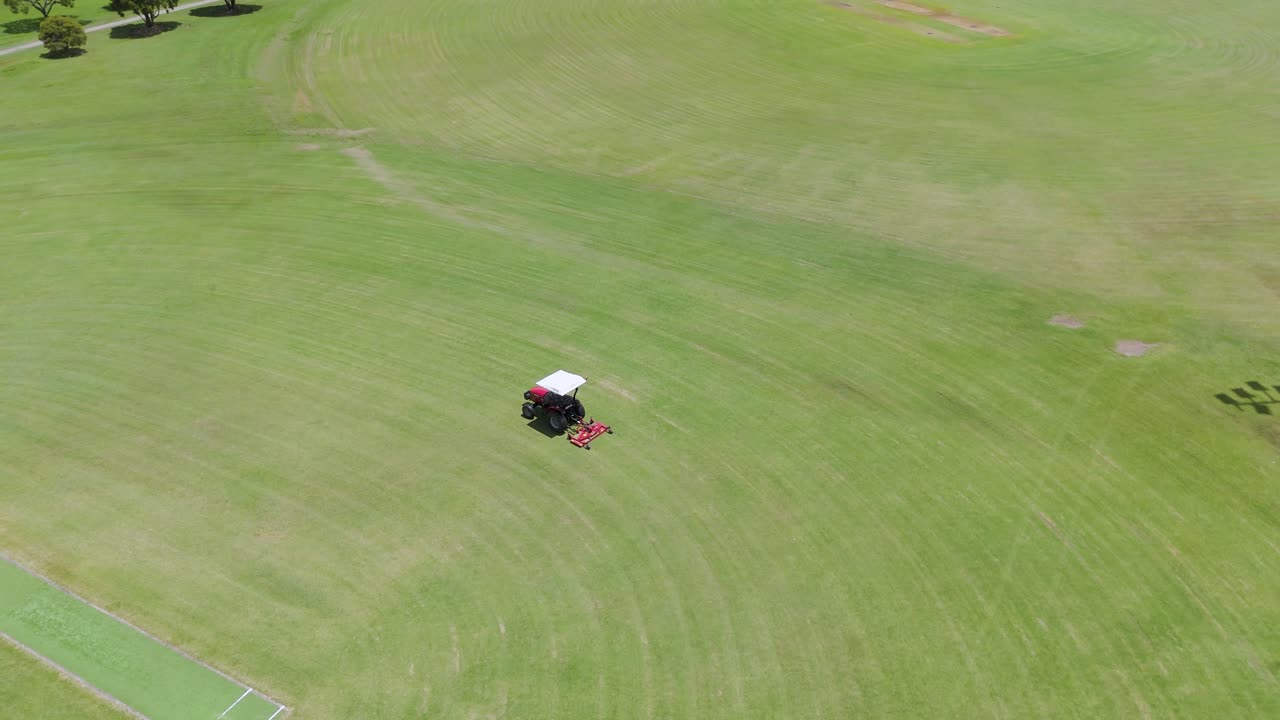 스포츠 경기장에서 잔디를 는 트랙터