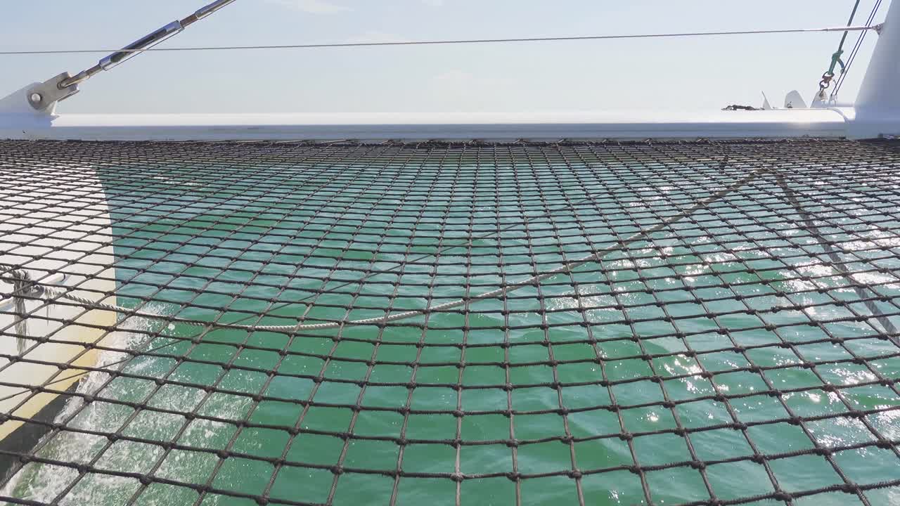 Scafo di catamarano e acqua che schizza, rete di sicurezza