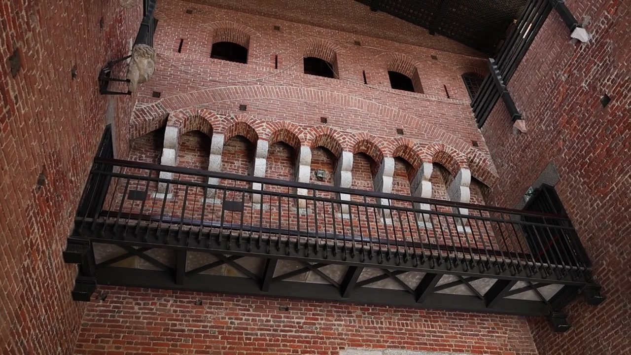 Antiche sculture in pietra su muro di mattoni rossi in un castello medievale