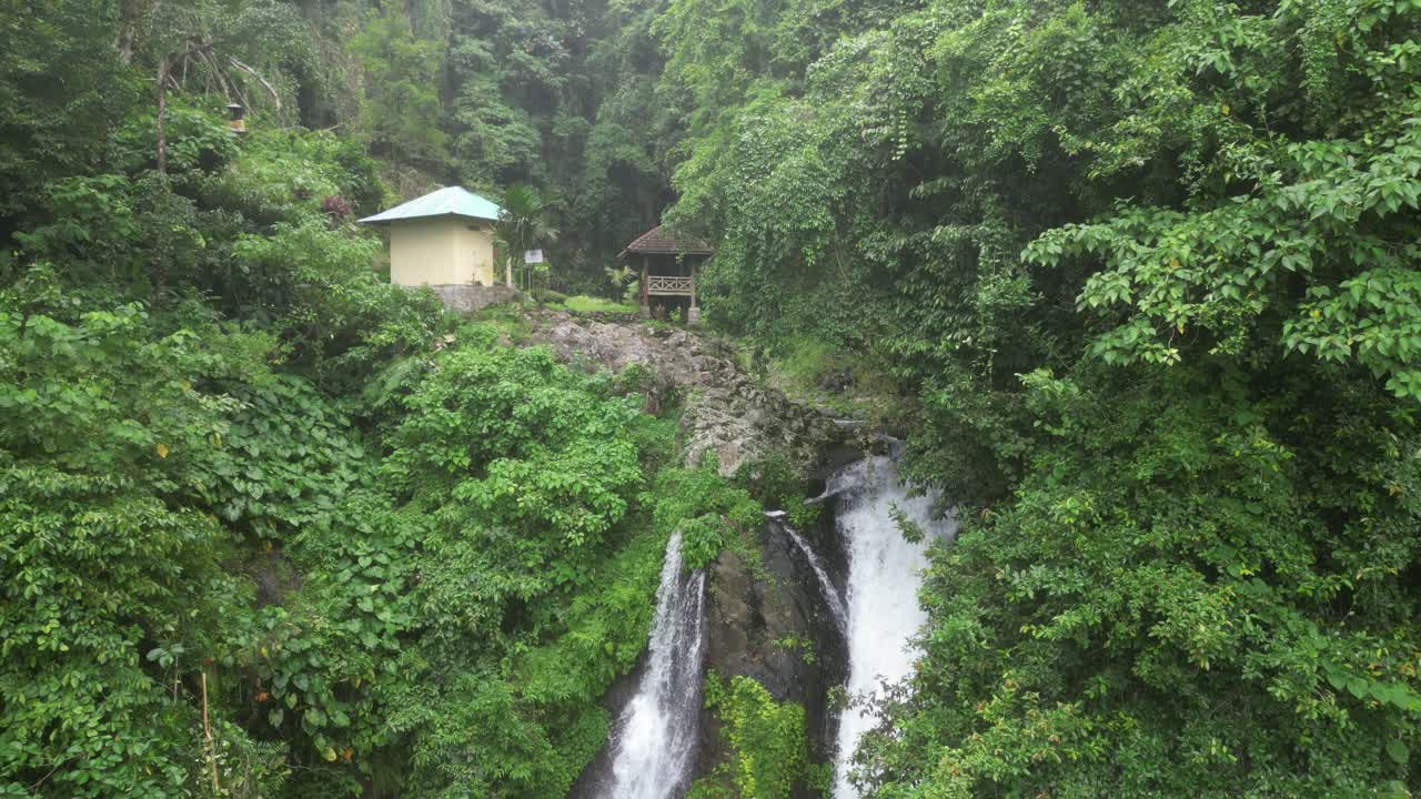cascadas y chozas rodeadas de ambiente de selva en un acantilado en bali, indonesia
