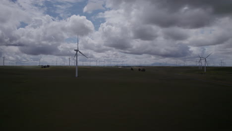 Imágenes-Aéreas-En-Cámara-Lenta-De-4k-De-Molinos-De-Viento-Sobre-Tierras-Agrícolas-En-California