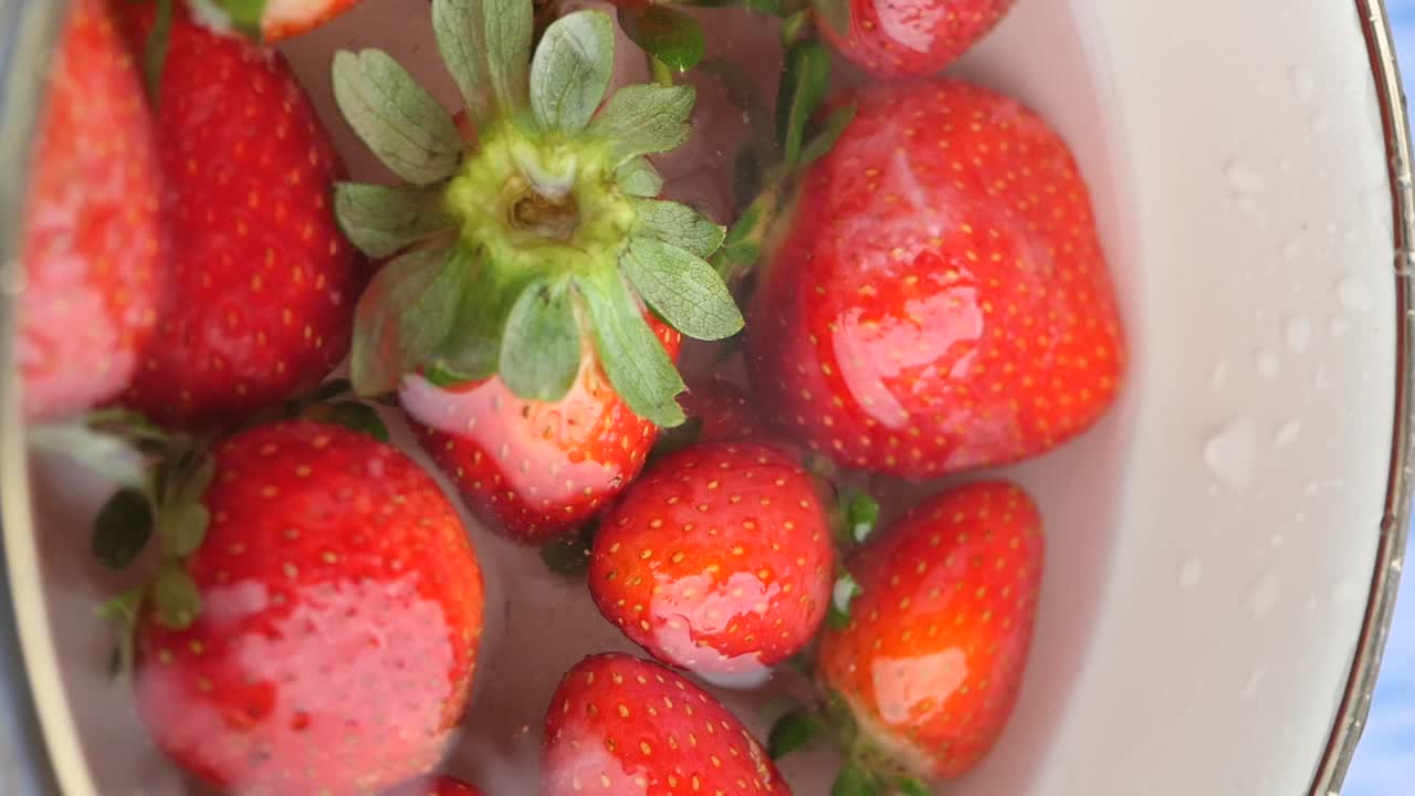 물에 넣은 딸기