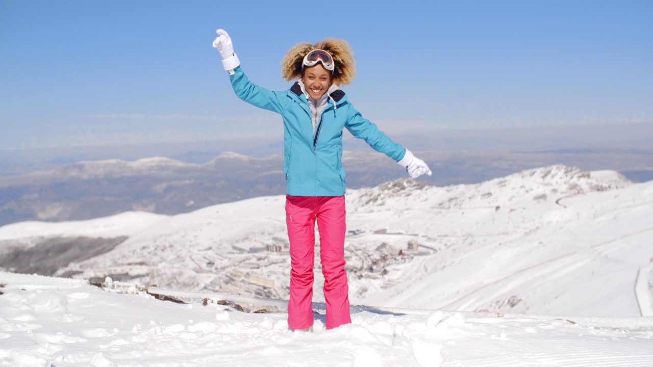 adulto feliz con ropa de esquí agitando los brazos