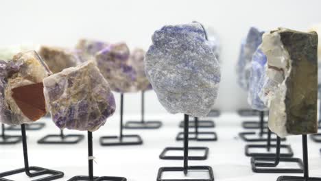 colección de piedras preciosas y cristales