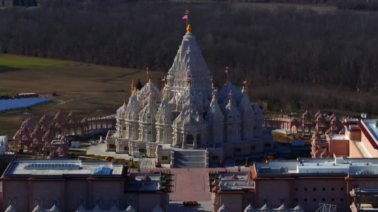 una vista aérea del templo de shri swaminarayan en robbinsville, nj, en un día soleado, estaba cerrado por el día.