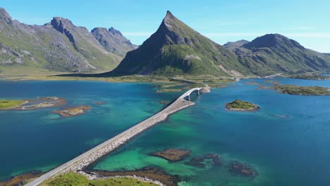puente de las islas lofoten, fiordos y ruta panorámica en noruega, escandinavia - recorrido aéreo