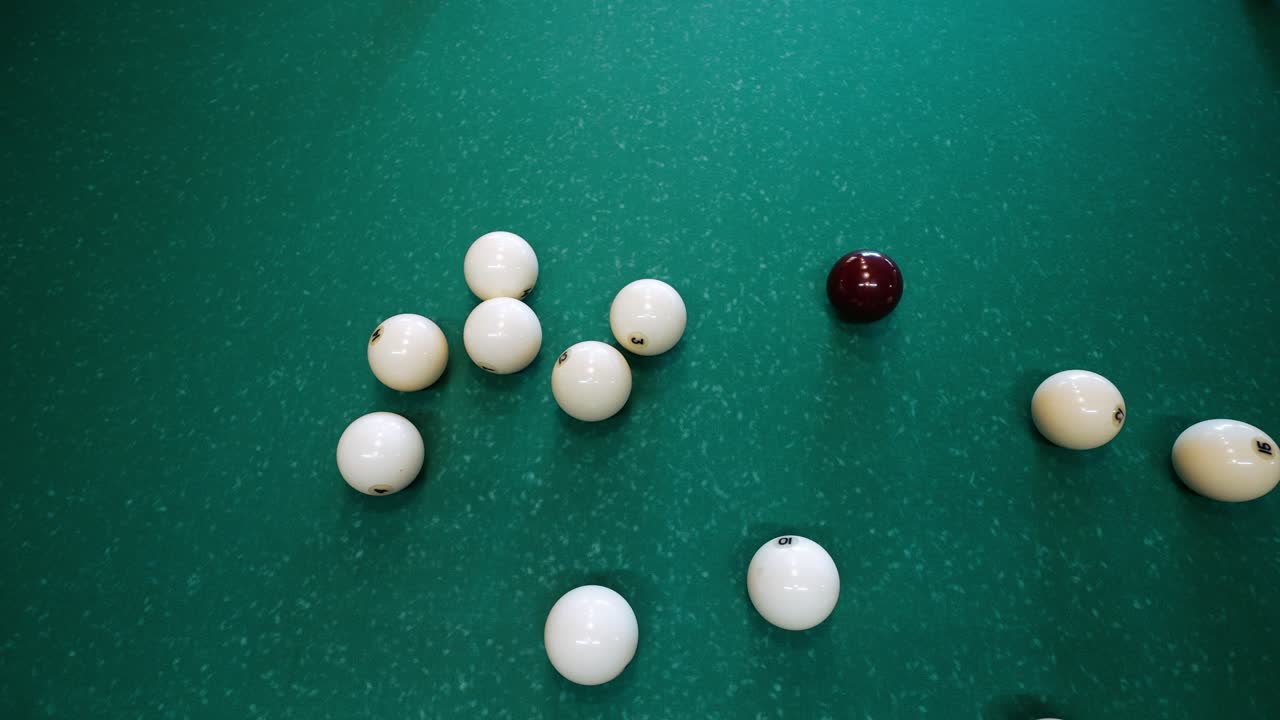 la parte superior de la bola roja golpea un triángulo de bolas blancas en un juego de billar ruso también conocido como pirámide rusa