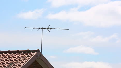 Escena-De-La-Tarde-Soleada-Parcialmente-Nublada-Sobre-La-Típica-Línea-De-Techo-Suburbana-Australiana-Y-Antena-De-Televisión