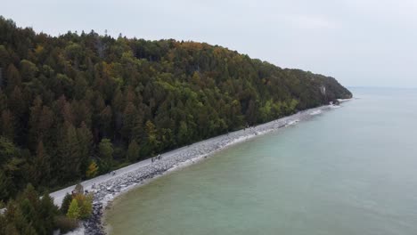 Menschen,-Die-Mit-Dem-Fahrrad-Die-Küste-Der-Insel-Entlangfahren