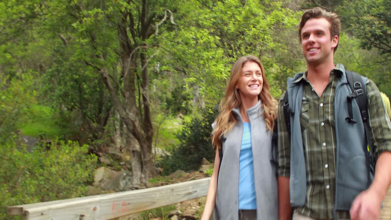 젊은 행복한 하이커 커플 하이킹