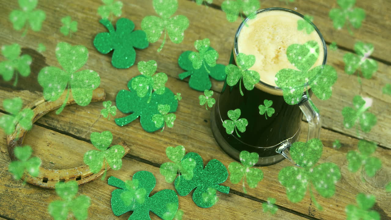 animación del día de san patricio trébol y un vaso de cerveza sobre un fondo de madera.