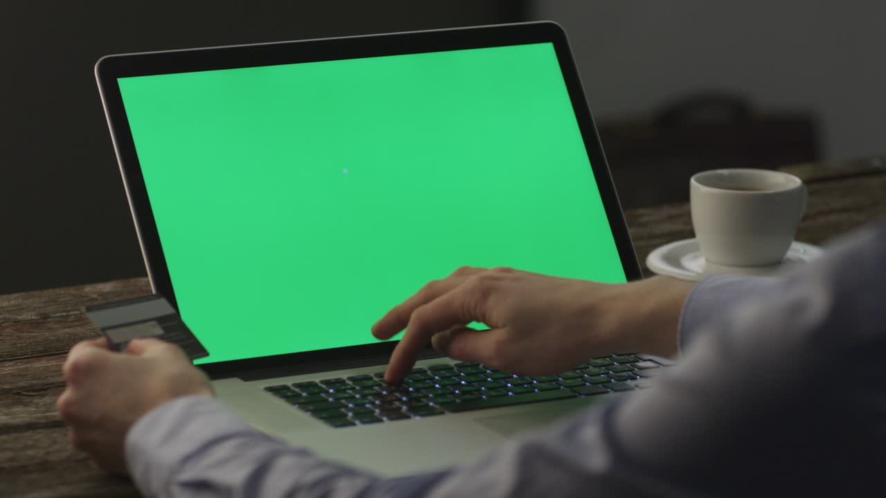 compras en casa usando el portátil y la tarjeta de crédito. estilo de vida causal