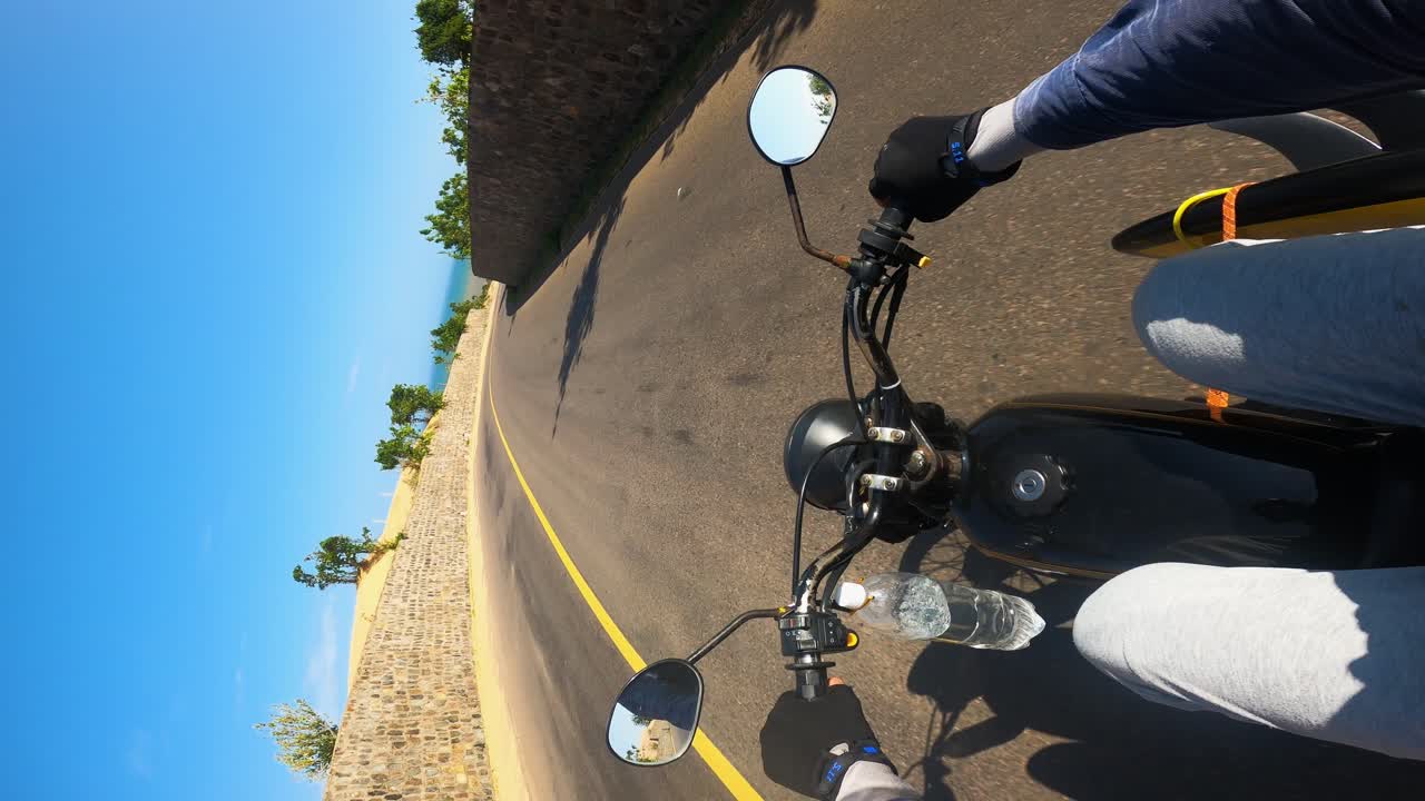 punto de vista de andar en moto con tabla de surf colgando de un lado en vietnam