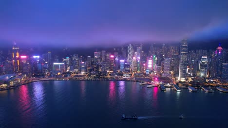 la increíble noche de victoria harbour, hong kong. el día nublado