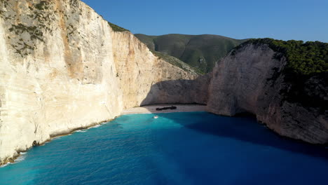 lento revelando una amplia toma de drone de la playa de navagio