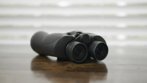 close up rack focus of binoculars