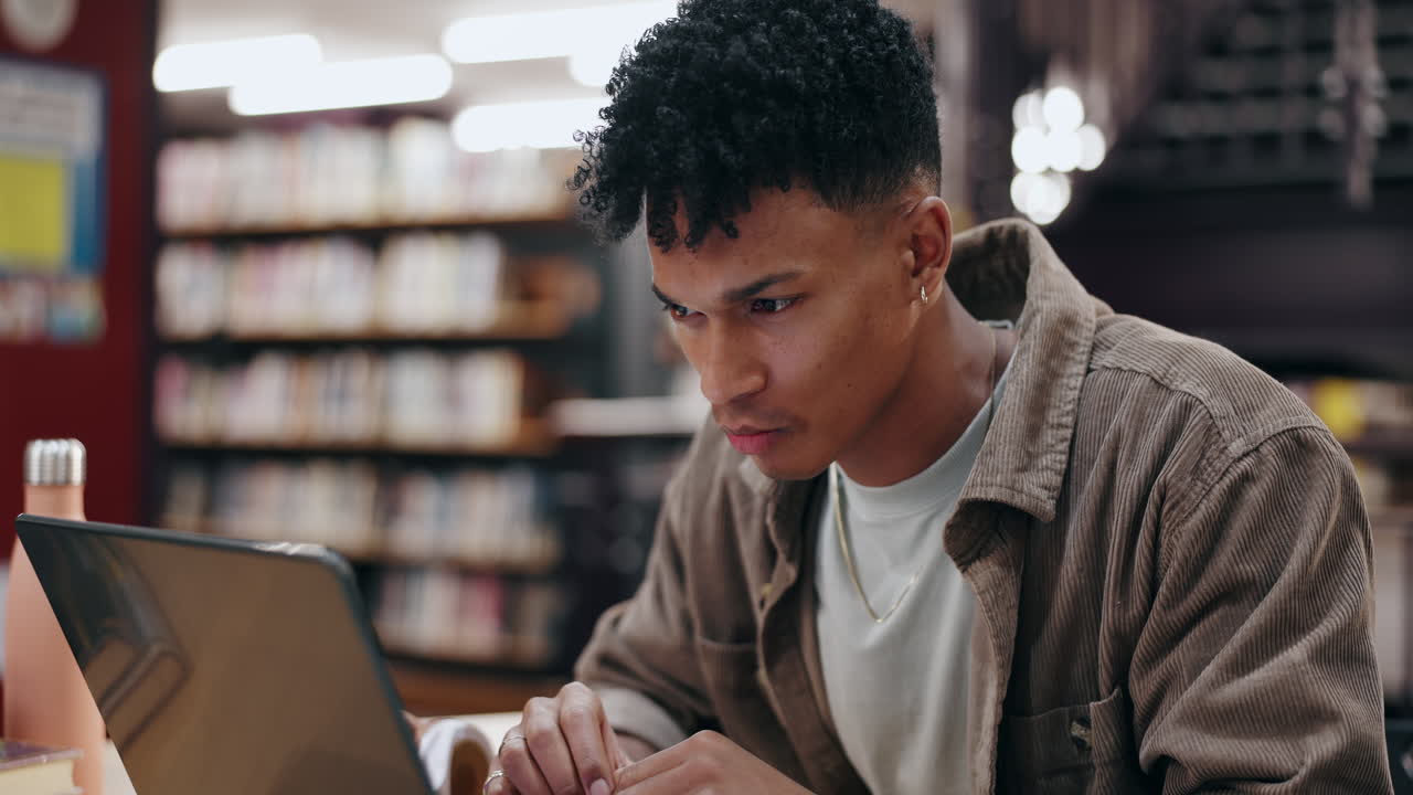 joven estudiando en una biblioteca