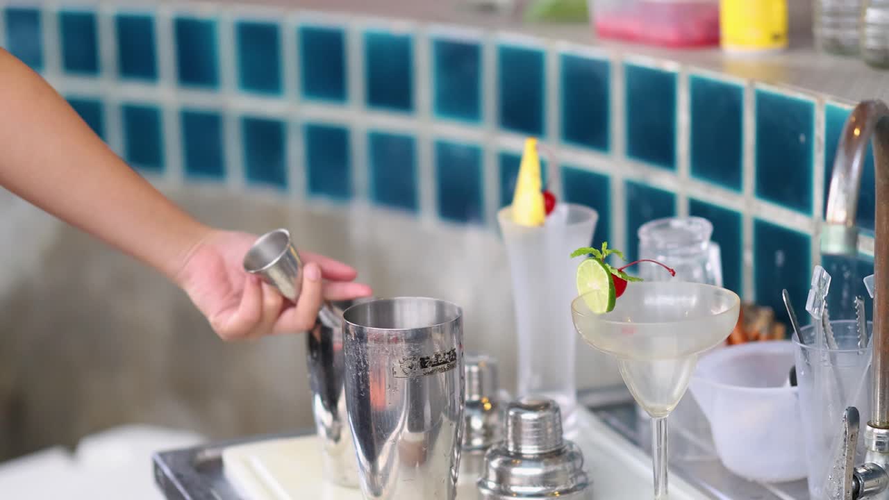 바텐더는 크라비에서 상쾌한 테일을 준비합니다.