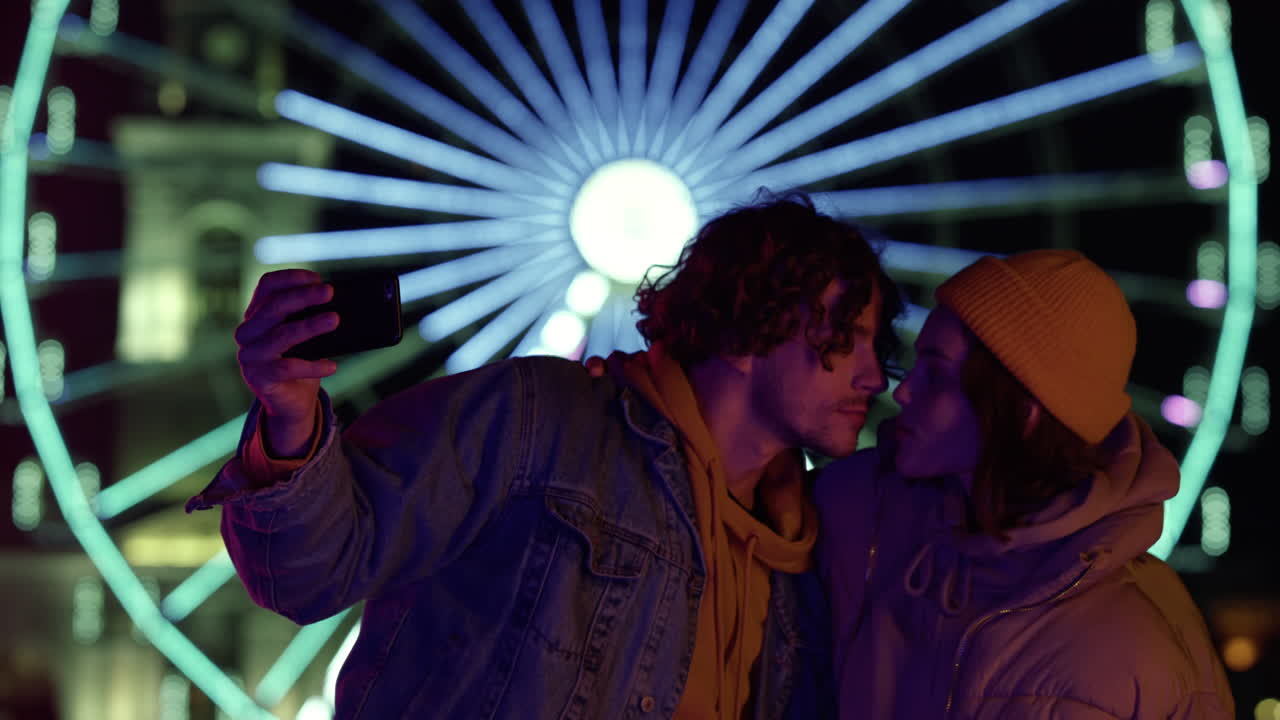 una pareja alegre besándose en una calle urbana.