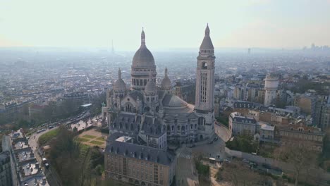 Facade-of-Sacre-Coeur,-Montmartre-hill-in-Paris,-France