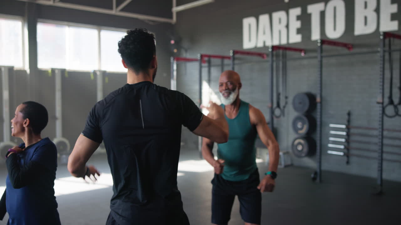 재미있는 피트니스 수업을 즐기는 노인 들