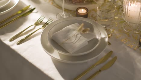 cerrar la mesa preparada para la comida en la recepción de bodas 4