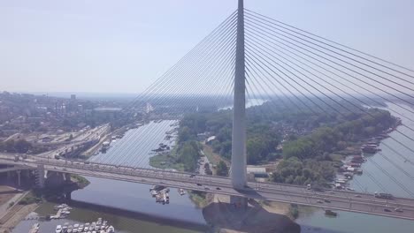panorama de 4k que revela coches en el puente ada en belgrado, serbia día de verano
