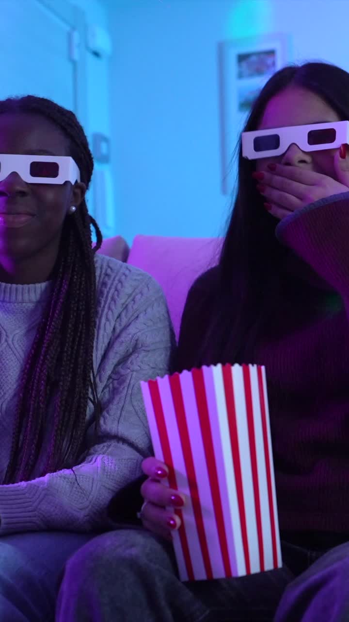 Pessoas assistindo a um filme com óculos 3D