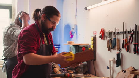 Carpintero-Haciendo-Carpintería-Lijando-Bloques-De-Madera,-Reparando-Daños