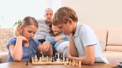 niños jugando al ajedrez