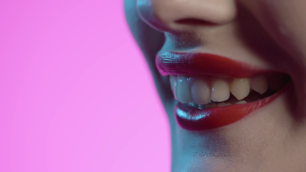 donna che si lecca le labbra, rossetto rosso, sfondo giallo
